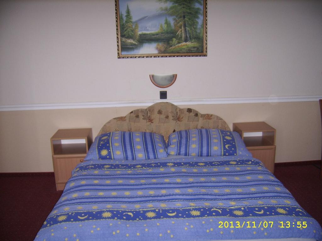 Fonix Panzio Hotel Pápa Екстериор снимка