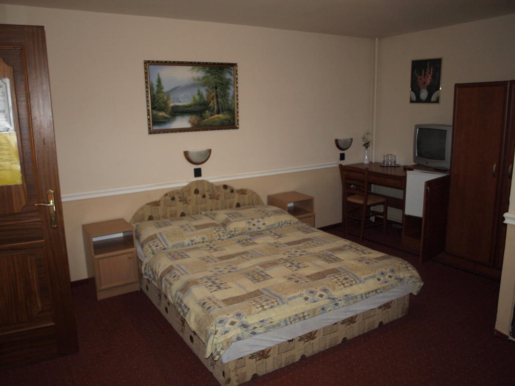 Fonix Panzio Hotel Pápa Екстериор снимка
