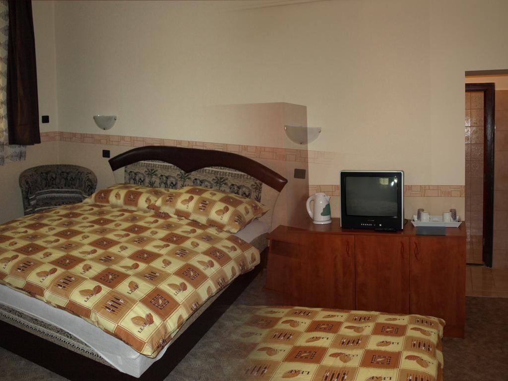 Fonix Panzio Hotel Pápa Стая снимка