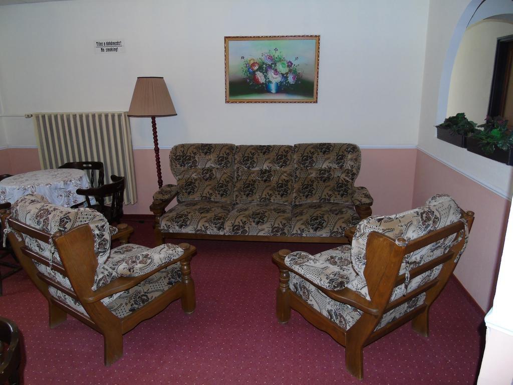 Fonix Panzio Hotel Pápa Екстериор снимка
