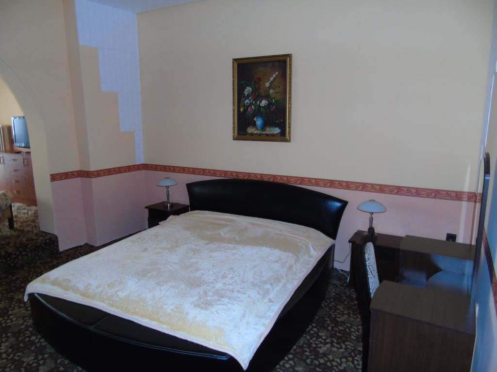 Fonix Panzio Hotel Pápa Екстериор снимка