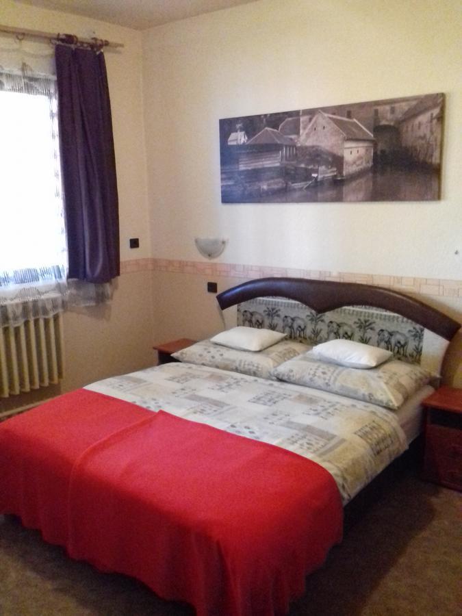 Fonix Panzio Hotel Pápa Екстериор снимка