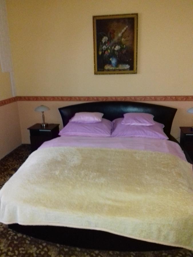 Fonix Panzio Hotel Pápa Екстериор снимка